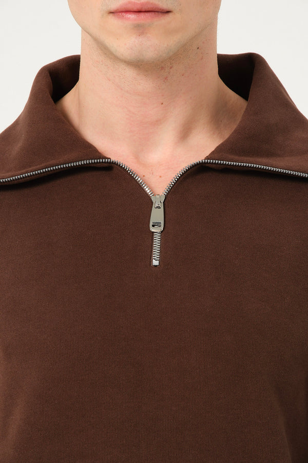 Braun Herrenpullover aus Baumwolle mit weitem Ausschnitt